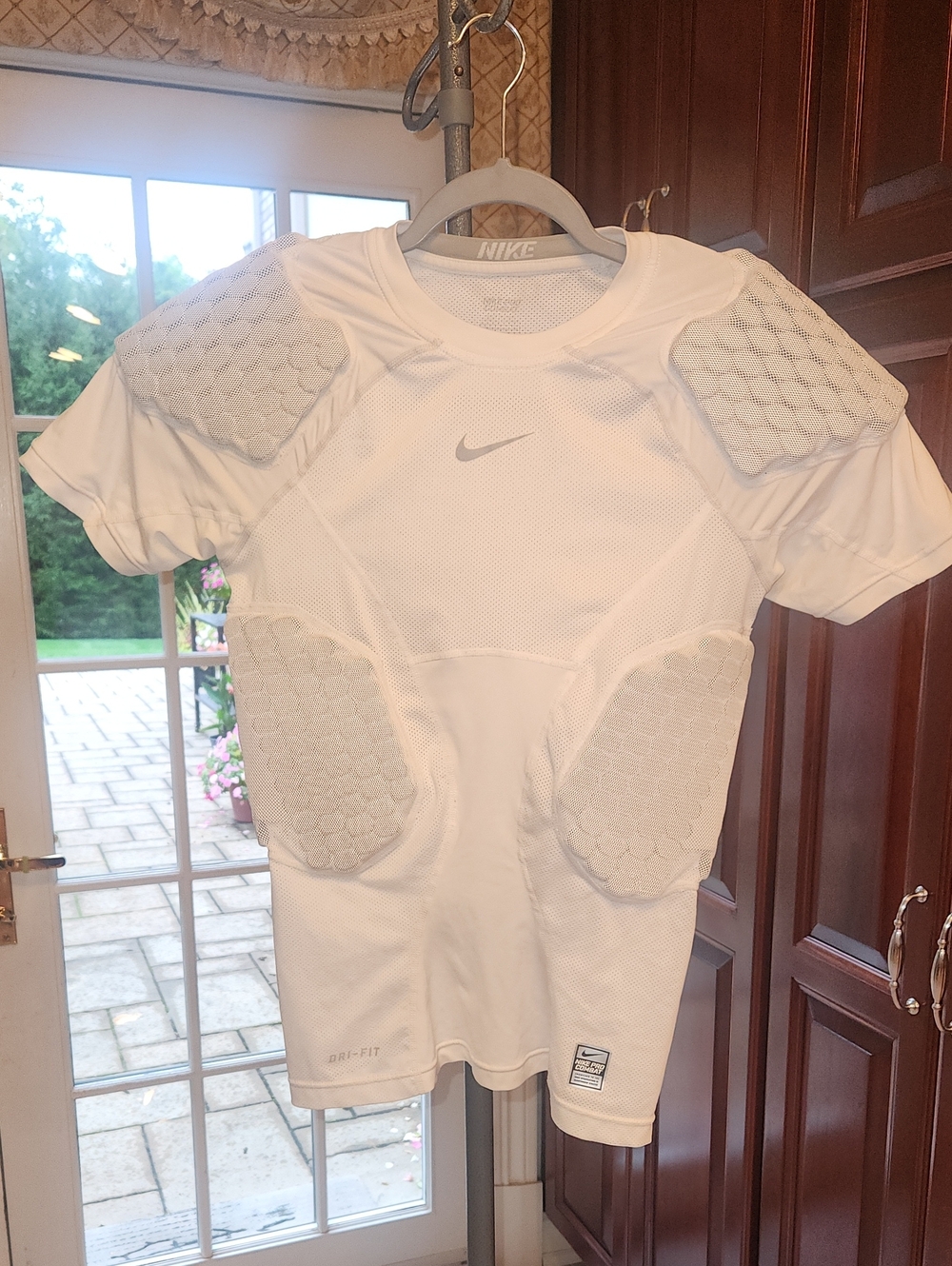 NIKE PRO Combat White Padded Compression Training Shirt. Excellent Like-NewCondi